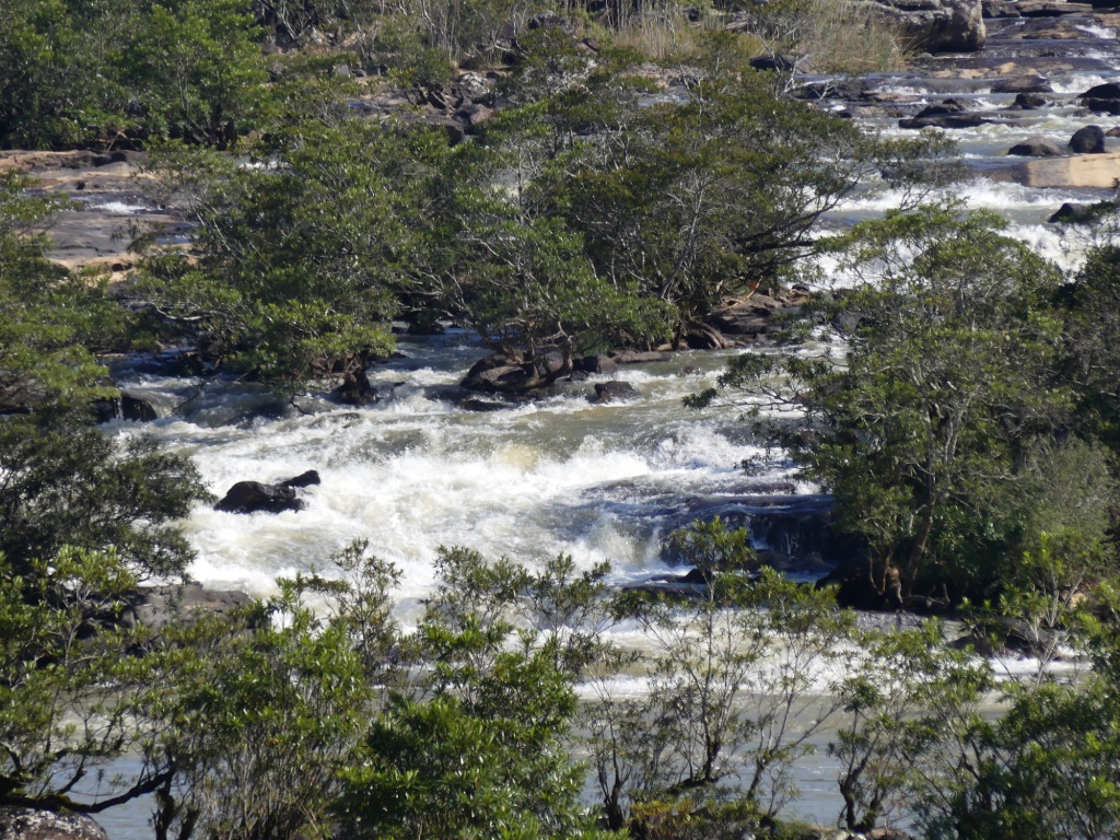 Eau rapide et rocailleux de la rivière